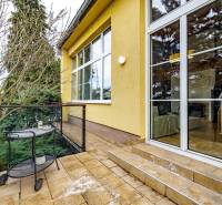 – EXKLUZÍVNE – NA PRENAJOM – DOM – MEDZIERKA – STARÉ MESTO - Rodinný dom na Medzierke v Bratislave - Starom Meste s terasou a záhradným stolíkom.