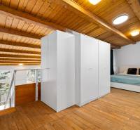 – EXKLUZÍVNE – NA PRENAJOM – DOM – MEDZIERKA – STARÉ MESTO - Podkrovná spálňa v rodinnom dome s dreveným stropom, podlahou s dreveným dekorom a posteľou.