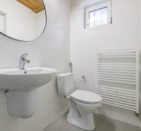 – EXKLUZÍVNE – NA PRENAJOM – DOM – MEDZIERKA – STARÉ MESTO - Kúpeľňa v rodinnom dome s bielymi kachličkami, umývadlom, toaletou a rebríkovým radiátorom.