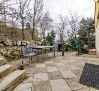 – EXKLUZÍVNE – NA PRENAJOM – DOM – MEDZIERKA – STARÉ MESTO - Terasa rodinného domu na Medzierke v Bratislave - Starom Meste s vonkajším sedením a grilom.