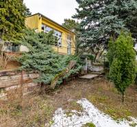 – EXKLUZÍVNE – NA PRENAJOM – DOM – MEDZIERKA – STARÉ MESTO - Rodinný dom na Medzierke v Bratislave - Starom Meste s oknami obklopený zeleňou a stromami.