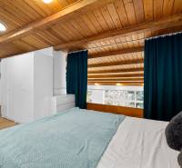 – EXKLUZÍVNE – NA PRENAJOM – DOM – MEDZIERKA – STARÉ MESTO - Spálňa v rodinnom dome s dreveným stropom, veľkým oknom a podlahou s dreveným dekorom.