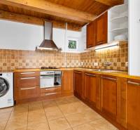 – EXKLUZÍVNE – NA PRENAJOM – DOM – MEDZIERKA – STARÉ MESTO - Kuchyňa v rodinnom dome s dreveným dekorom, keramickou dlažbou a vstavanými spotrebičmi.