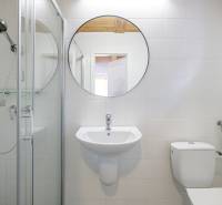 – EXKLUZÍVNE – NA PRENAJOM – DOM – MEDZIERKA – STARÉ MESTO - Kúpeľňa s okrúhlym zrkadlom, sprchou a umývadlom v rodinnom dome.