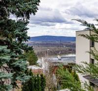 – EXKLUZÍVNE – NA PRENAJOM – DOM – MEDZIERKA – STARÉ MESTO - Výhľad z rodinného domu na Medzierke v Bratislave - Staré Mesto s riečnou scenériou.