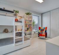 Unikátna 4i NOVOSTAVBA, Špačince 740m² pozemok len pár minút od Trnavy - Detská izba s poschodovou posteľou a farebným kreslom v rodinnom dome.
