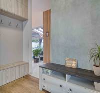 Unikátna 4i NOVOSTAVBA, Špačince 740m² pozemok len pár minút od Trnavy - Vstupná hala v rodinnom dome s podlahou s dreveným dekorom a úložným priestorom.