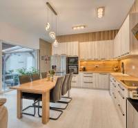 Unikátna 4i NOVOSTAVBA, Špačince 740m² pozemok len pár minút od Trnavy - Kuchyňa v rodinnom dome so svetlým nábytkom a podlahou s dreveným dekorom.
