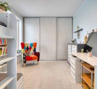 Unikátna 4i NOVOSTAVBA, Špačince 740m² pozemok len pár minút od Trnavy - Farebná stolička v miestnosti s knihami, podlahou s dreveným dekorom a veľkou skriňou.