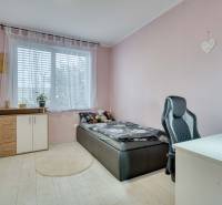 Unikátna 4i NOVOSTAVBA, Špačince 740m² pozemok len pár minút od Trnavy - Izba v rodinnom dome s posteľou, písacím stolom a podlahou s dreveným dekorom.