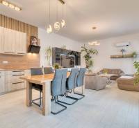 Unikátna 4i NOVOSTAVBA, Špačince 740m² pozemok len pár minút od Trnavy - Obývacia izba s kuchyňou v rodinnom dome, podlaha s dreveným dekorom, pohodlný nábytok.