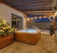 Unikátna 4i NOVOSTAVBA, Špačince 740m² pozemok len pár minút od Trnavy - V rodinnom dome v Trnave je na terase vírivka s osvetlením a dekoráciami.