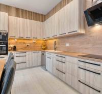 Unikátna 4i NOVOSTAVBA, Špačince 740m² pozemok len pár minút od Trnavy - Kuchyňa s podlahou s dreveným dekorom a svetlými skrinkami v rodinnom dome.