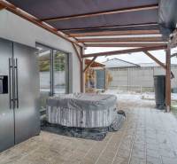 Unikátna 4i NOVOSTAVBA, Špačince 740m² pozemok len pár minút od Trnavy - Rodinný dom s otvorenou terasou, vírivkou a chladničkou v zasneženom dvore.