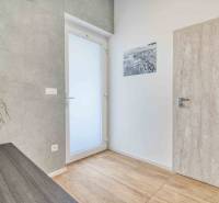 Unikátna 4i NOVOSTAVBA, Špačince 740m² pozemok len pár minút od Trnavy - Interiér rodinného domu so svetlou podlahou s dreveným dekorom, dvermi a rastlinou.