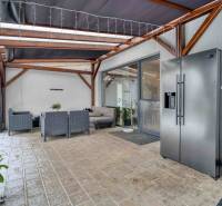 Unikátna 4i NOVOSTAVBA, Špačince 740m² pozemok len pár minút od Trnavy - Krytá terasa rodinného domu s posedením a chladničkou v Trnave.