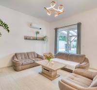 Unikátna 4i NOVOSTAVBA, Špačince 740m² pozemok len pár minút od Trnavy - Obývacia izba v rodinnom dome s pohodlnými sedačkami a podlahou s dreveným dekorom.