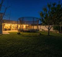 Unikátna 4i NOVOSTAVBA, Špačince 740m² pozemok len pár minút od Trnavy - Trampolína a osvetlený interiér rodinného domu v záhrade v Trnave.