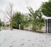 Unikátna 4i NOVOSTAVBA, Špačince 740m² pozemok len pár minút od Trnavy - Zasnežená záhrada pri rodinnom dome v Trnave s ihličnanmi a bránkou.