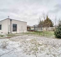 Unikátna 4i NOVOSTAVBA, Špačince 740m² pozemok len pár minút od Trnavy - Záhrada rodinného domu v Trnave s trávnikom, stromami a bielym domom.