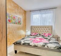 Unikátna 4i NOVOSTAVBA, Špačince 740m² pozemok len pár minút od Trnavy - Spálňa v rodinnom dome s posteľou, umeleckým obrazom a dekoratívnou stenou.