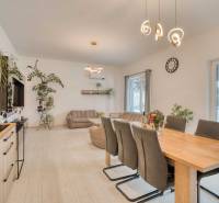 Unikátna 4i NOVOSTAVBA, Špačince 740m² pozemok len pár minút od Trnavy - Jedáleň v rodinnom dome s podlahou s dreveným dekorom, jedálenským stolom a zeleňou.