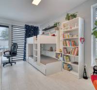 Unikátna 4i NOVOSTAVBA, Špačince 740m² pozemok len pár minút od Trnavy - Detská izba v rodinnom dome s poschodovou posteľou, knižnicou a podlahou s dreveným dekorom.