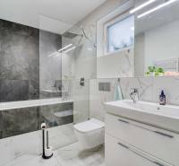 Unikátna 4i NOVOSTAVBA, Špačince 740m² pozemok len pár minút od Trnavy - Kúpeľňa v rodinnom dome s vaňou, sprchovým kútom a umývadlom s dvomi batériami.