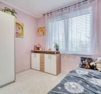 Unikátna 4i NOVOSTAVBA, Špačince 740m² pozemok len pár minút od Trnavy - Detská izba v Rodinnom dome so skrinkou, posteľou a dekoráciami na ružovej stene.