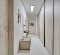 Unikátna 4i NOVOSTAVBA, Špačince 740m² pozemok len pár minút od Trnavy - Chodba s podlahou s dreveným dekorom, skriňami a dekoráciami v Rodinnom dome.