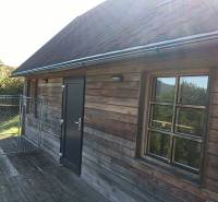 Na predaj záhradná chatka - Chata na ulici Na Gremenici v Žarnovici s dreveným obkladom a podlahou s dreveným dekorom.