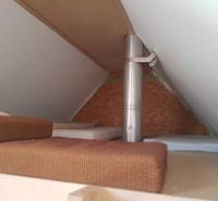 Na predaj záhradná chatka - Podkrovie chaty s komínom a matracmi, dekorácia steny z OSB dosiek.