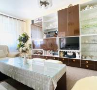 Na predaj veľký 3-izbový byt s lodžiou v Detve - Novosady - Obývacia izba v 3-izbovom byte s obývacou stenou, pohodlným sedením a dekoráciami.