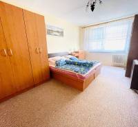 Na predaj veľký 3-izbový byt s lodžiou v Detve - Novosady - Spálňa v 3-izbovom byte so skriňou, manželskou posteľou a kobercom.