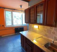 Na predaj veľký 3-izbový byt s lodžiou v Detve - Novosady - Kuchyňa v 3-izbovom byte so skrinkami, umývadlom a obkladačkami s rustikálnym vzorom.