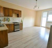 2 - izbový byt - 54 m², Hamuliakovo, internet v cene ! - Kuchyňa v 2-izbovom byte s dreveným dekorom a kuchynskou linkou.