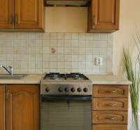 2 - izbový byt - 54 m², Hamuliakovo, internet v cene ! - Kuchynská linka s dreveným dekorom a kombinovaným sporákom v 2-izbovom byte.