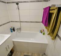 2 - izbový byt - 54 m², Hamuliakovo, internet v cene ! - Kúpeľňa v 2-izbovom byte so sprchou, vaňou a podlahou s dreveným dekorom.