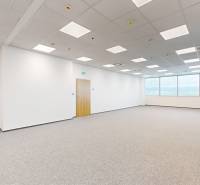 Prenájom kancelárií v biznis centre Lakeside Park, Nové Mesto - Priestranné kancelárie s kobercovým povrchom a veľkými oknami s výhľadom.