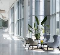 Prenájom kancelárií v biznis centre Lakeside Park, Nové Mesto - Presklené kancelárie s kvetmi a sedačkami, svetlá podlaha, vytvárajúce svetlý a priestranný dojem.