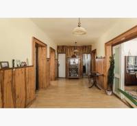 Dvojgeneračný rodinný dom s potenciálom | 2 bytové jednotky, TV - Chodba v rodinnom dome s dreveným dekorom a nábytkom.