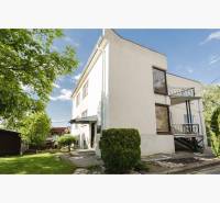 Dvojgeneračný rodinný dom s potenciálom | 2 bytové jednotky, TV - Rodinný dom na SNP ulici v Trebišove s udržiavanou zeleňou a balkónom.