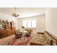 Dvojgeneračný rodinný dom s potenciálom | 2 bytové jednotky, TV - Obývacia izba v rodinnom dome s kobercom a nábytkom v retro štýle.