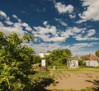 Dvojgeneračný rodinný dom s potenciálom | 2 bytové jednotky, TV - Záhrada rodinného domu na SNP ulici v Trebišove, s prístreškom a hriadkami.