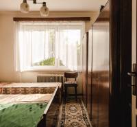 Dvojgeneračný rodinný dom s potenciálom | 2 bytové jednotky, TV - Spálňa v rodinnom dome s oknom, nábytkom a kobercovým dekorom.