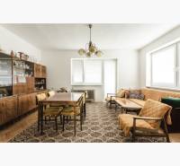 Dvojgeneračný rodinný dom s potenciálom | 2 bytové jednotky, TV - Obývačka v rodinnom dome so starožitným nábytkom a podlahou s dreveným dekorom.