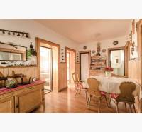 Dvojgeneračný rodinný dom s potenciálom | 2 bytové jednotky, TV - Jedáleň v rodinnom dome s dreveným dekorom a klasickým nábytkom.