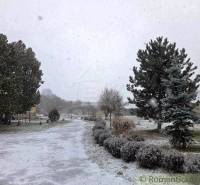 27130m2 samota obklopená lesom - Šalov, okres Levice - Zasnežená záhrada s ihličnatými stromami pri Chate v Šalove.