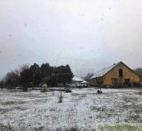 27130m2 samota obklopená lesom - Šalov, okres Levice - Snehom pokrytá chata v Šalove obklopená stromami a zimnou krajinou.