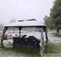 27130m2 samota obklopená lesom - Šalov, okres Levice - Snehové vločky pokrývajú altánok s pohovkami pri Chate v Šalove.